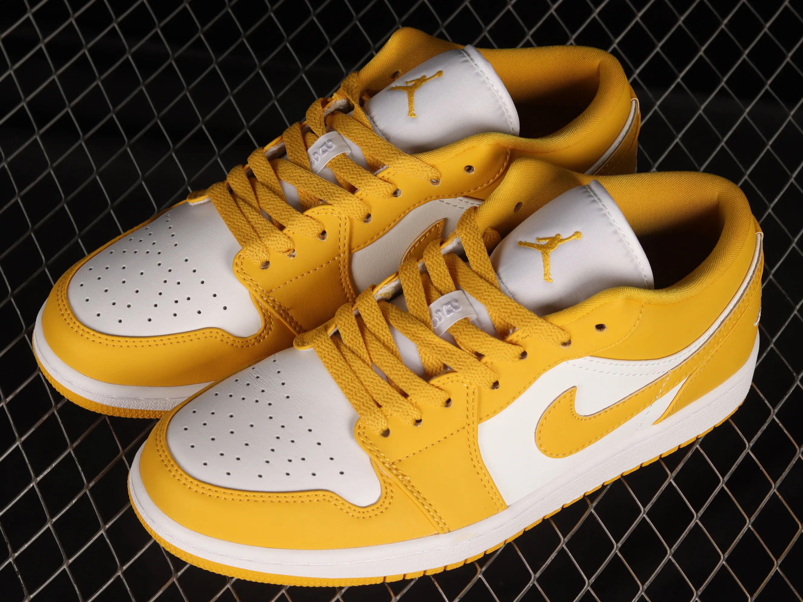 All categories Air Jordan Jordan series basketball shoes Air Jordan 1 Low Z version Air Jordan 1 Low AJ1 Joe 1 white and yellow low-top cultural and leisure sports sneakers 553558-171